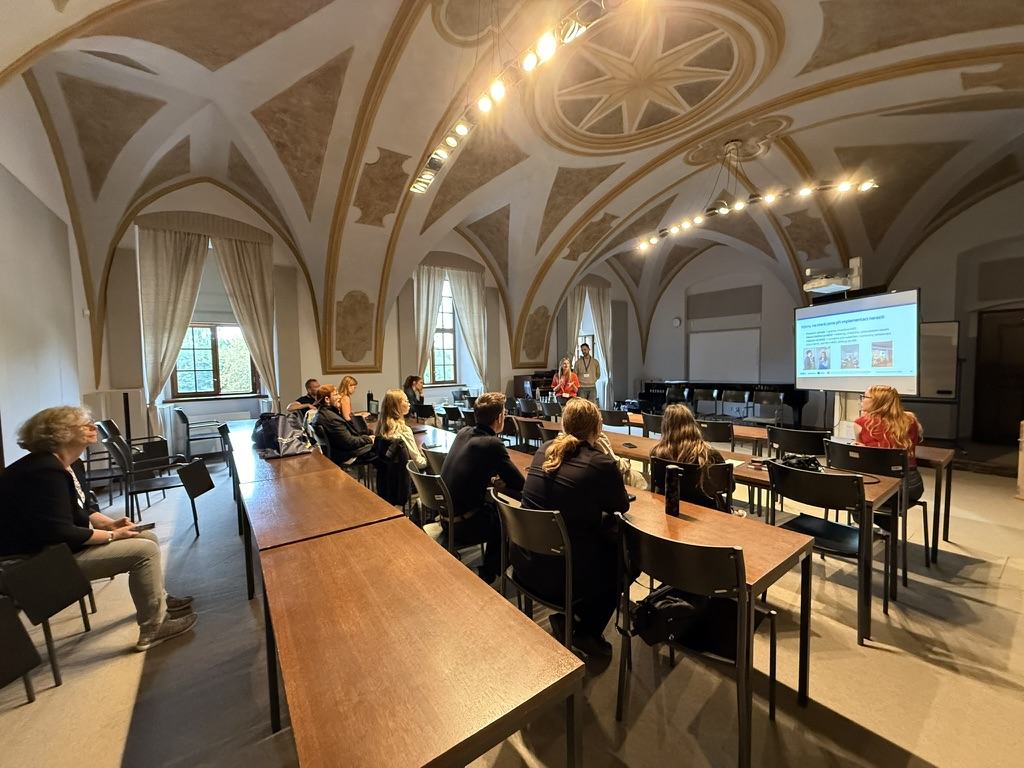 Psychologické dny Olomouc: workshop in a vaulted hall, participants at long tables